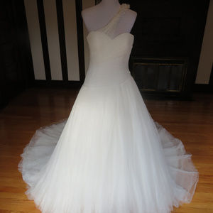 La Sposa by Pronovias Wedding Dress Sample